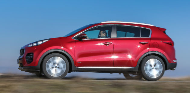 Profilo laterale pulito e unico elemento che ricorda la precedente generazione di Sportage