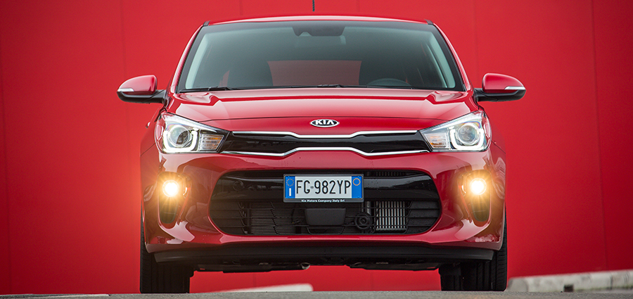 Il frontale della Kia Rio caratterizzato dalla griglia a naso di tigre con nuovo paraurti e nuovi fari LED
