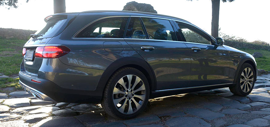 Classe E All-Terrain è una vettura in grado di affrontare situazioni dove le station wagon più tradizionali devono arrendersi