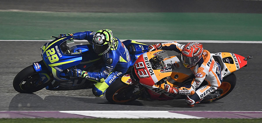 Sfortunato Andrea Iannone in ottima forma con la sua Suzuki, qui lo vediamo battagliare con Marc Marquez 