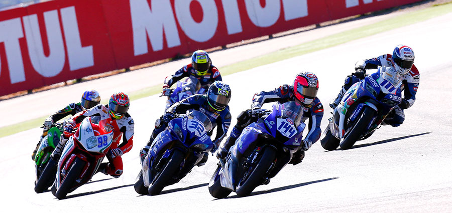 Il francese Lucas Mahias con la Yamaha YZF R6 seguito da un agguerrito gruppo di pretendenti la vittoria