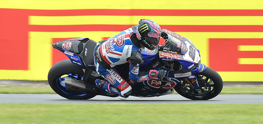 Alex Lowes va a completare il podio di gara 1 avendo chiuso dietro Leon Haslam