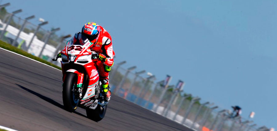 Un dodicesimo posto e un ritiro per Lorenzo Savadori con l'Aprilia nella tappa inglese della WSBK