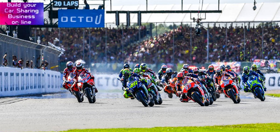 Lo start della Moto GP al Gran Premio di Silverstone con il bello spunto di Valentino Rossi 