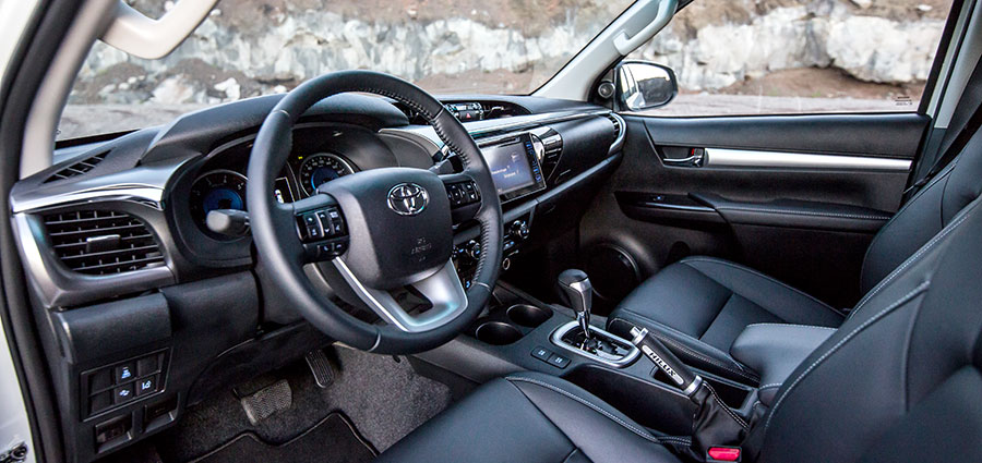 Sedili in pelle con quelli anteriori riscaldati e quello lato guida completo di regolazioni elettriche