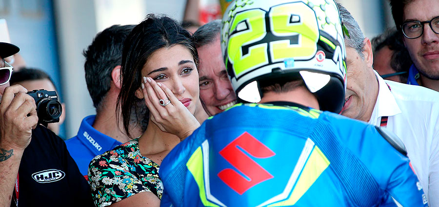 Completa il podio Andrea Iannone con la Suzuki Ecstar che festeggia con Belen Rodriguez (Foto Claudia Cavalleri)