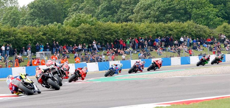 Lo start di gara 2 della WSBK a Donington