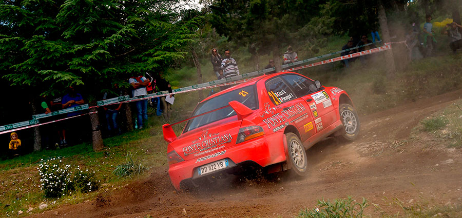 Mattatori in R4 Valter Pierangioli e Giancarla Guzzi con una Mitsubishi Lancer Evo IX 