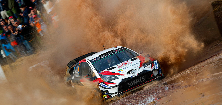 Jari-Matti Latvala con la Toyota Yaris WRC chiude alle spalle di Ogier e Neuville