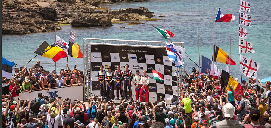Sfondo da sogno per il podio del Rally Italia Sardegna, tappa tricolore del Campionato Mondiale Rally