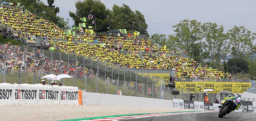 Il giallo itinerante colora i circuiti di tutto il mondo sostenendo il Campionissimo di Tavullia, terzo al Montmelò