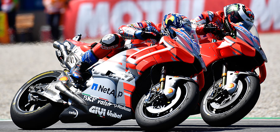 Andrea Dovizioso tira fuori tutta la sua grinta e si misura con il compagno di squadra Jorge Lorenzo