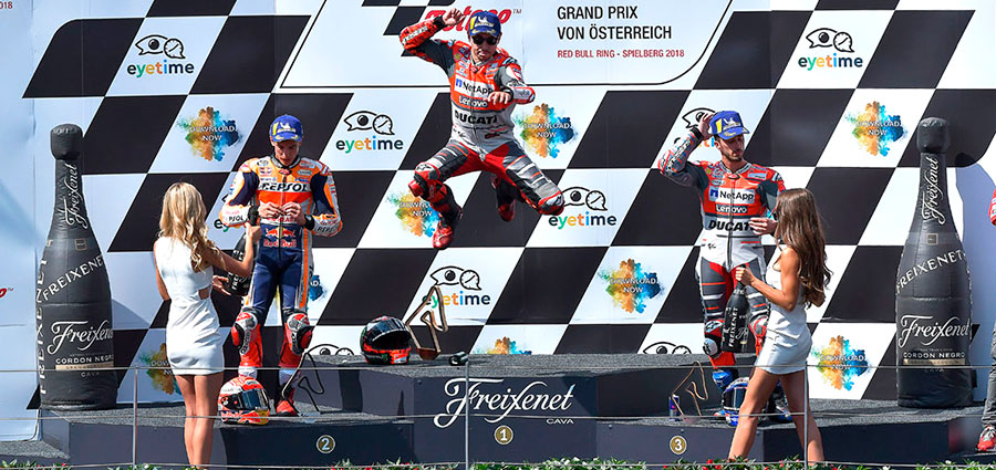 Ecco la foto del podio del GP d'Austria di MotoGP con l'esultante Lorenzo (Foto Cavalleri-Betti)