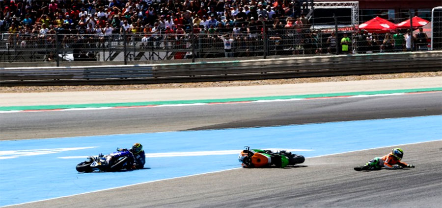 La collisione tra Jules Cluzel e Sandro Cortese, che costringe il francese al ritiro e l’italo-tedesco a ripartire dal fondo