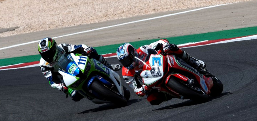 Ecco gli altri due piloti che completano il podio: Raffaele De Rosa con la MV Agusta e Kyle Smith (#111) con la Honda 