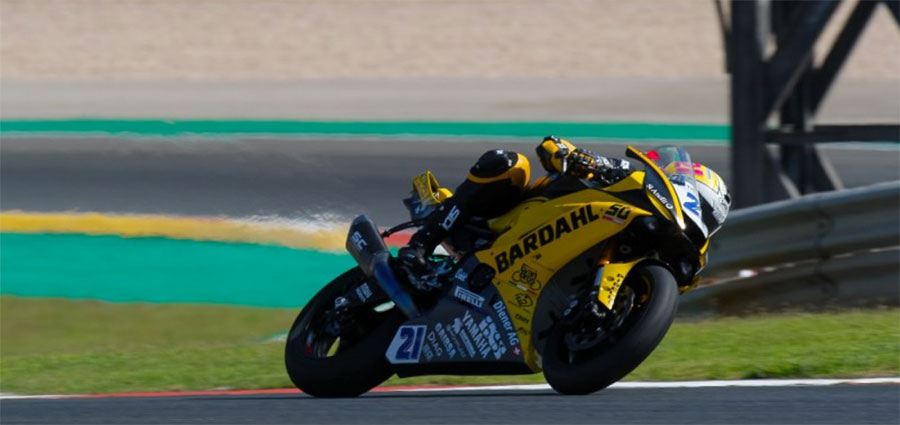 Si piazza ai piedi del podio Randy Krummenacher con la Yamaha YZF R6 di Evan Bros