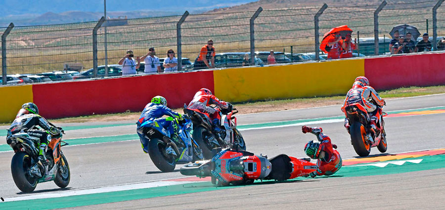 La caduta che elimina il poleman Jorge Lorenzo nelle prime battute di gara (Foto Cavalleri-Betti)