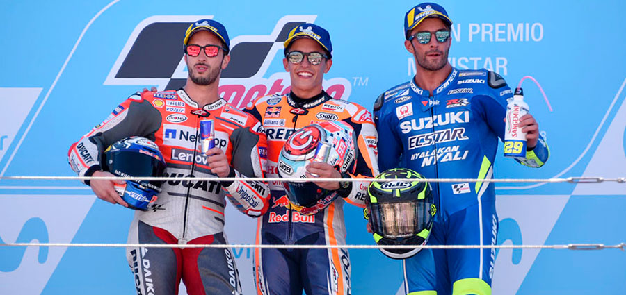 Il podio dela MotogP con Marc Marquez, Andrea Dovizioso e Andrea Iannone (Foto Cavalleri-Betti)