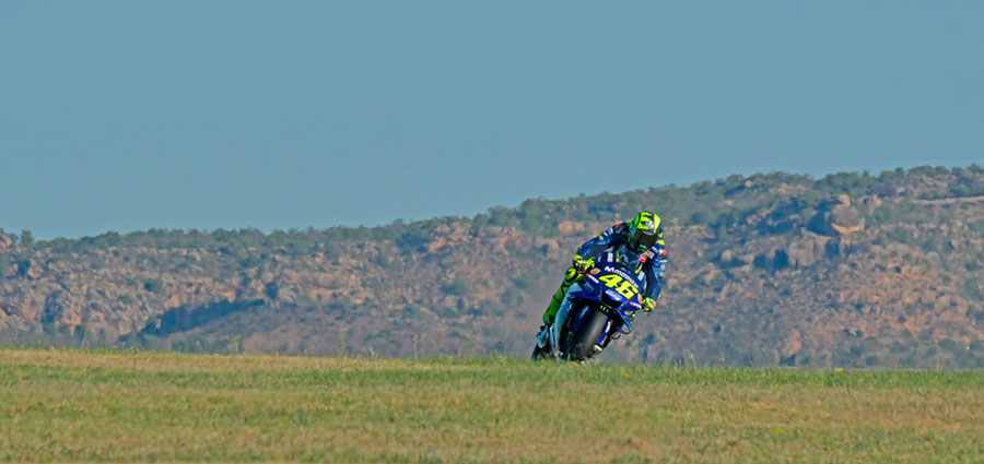 Valentino Rossi autore di una faticosa risalita dalle retrovie chiude la partita spagnola all'ottavo posto (Foto Cavalleri-Betti)