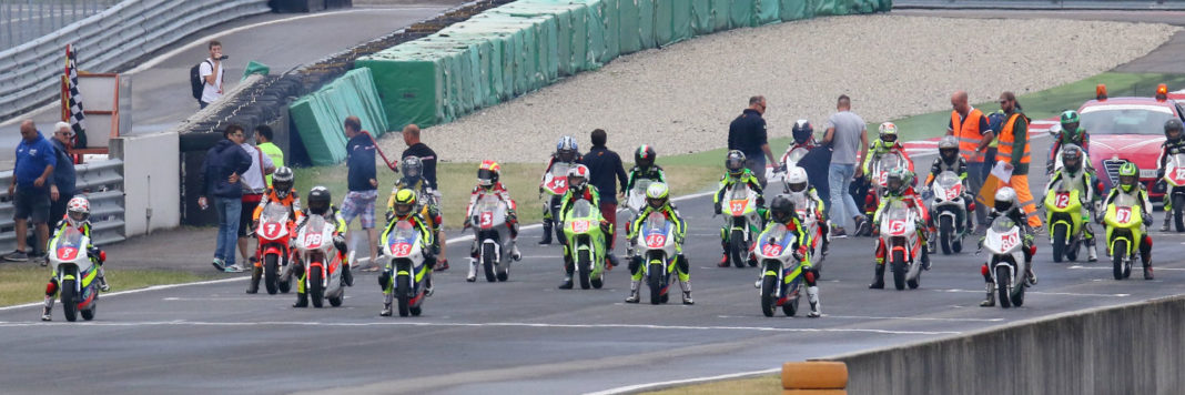 Campionato-Italiano-MiniGP Lo start di una classe del Campionato Italiano MiniGP a Varano