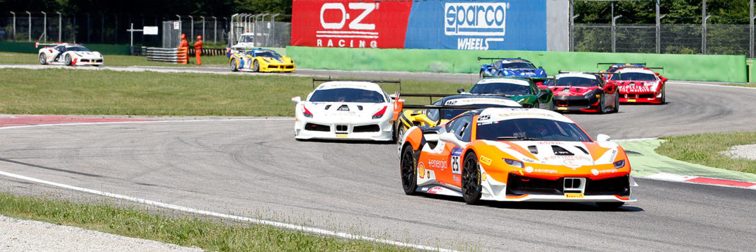La partenza del Trofeo Pirelli con in testa il mattatore del weekend Ferrari Challenge: Daniele Di AmatoEccovi raccontata sul palco la storia del Ferrari Challenge (Foto Antonio Perrone)