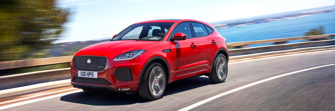 Le prese d’aria laterali del paraurti sono in finitura cromata lucida come da tradizione Jaguar