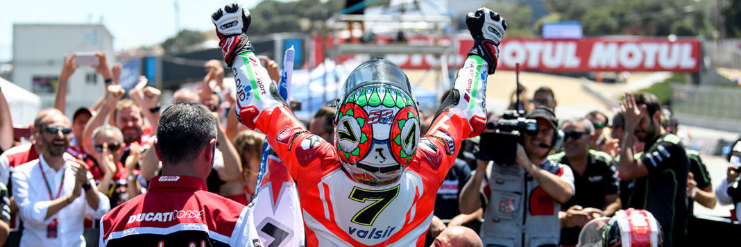 Esulta Chaz Davies per la vittoria in gara 1 nella tappa americana della WSBK