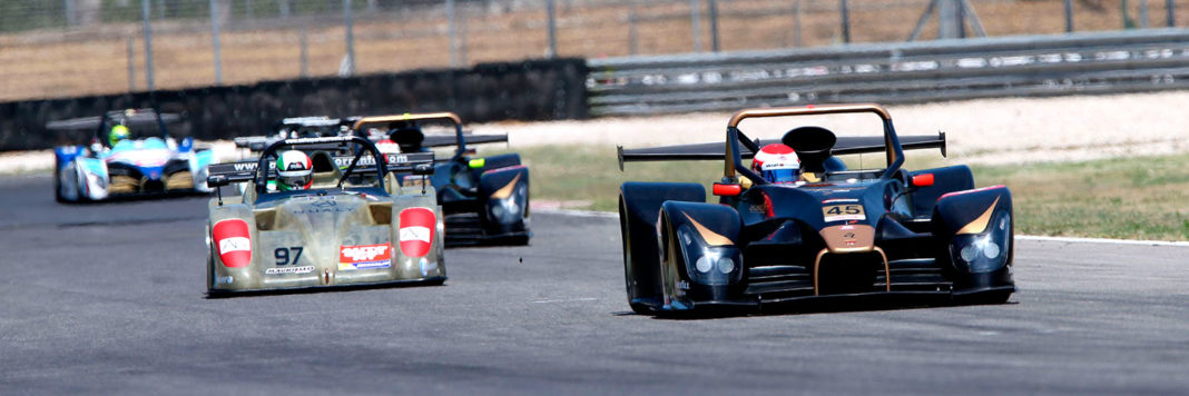 Ivan Bellarosa è lanciato alla riconquista del titolo italiano. Appena dietro la Radical Suzuki di Simone Patrinicola.