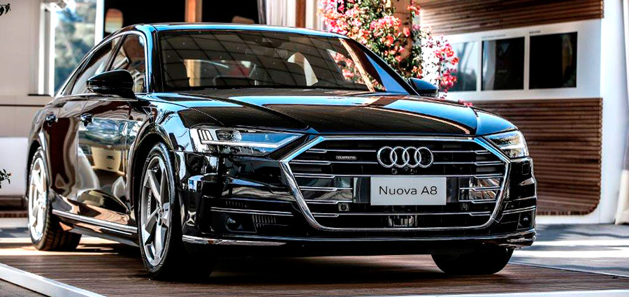 Nuova-Audi-A8-Frontale Le linee della nuova Audi A8 rimangono fluide e robuste assicurando la massima eleganza.