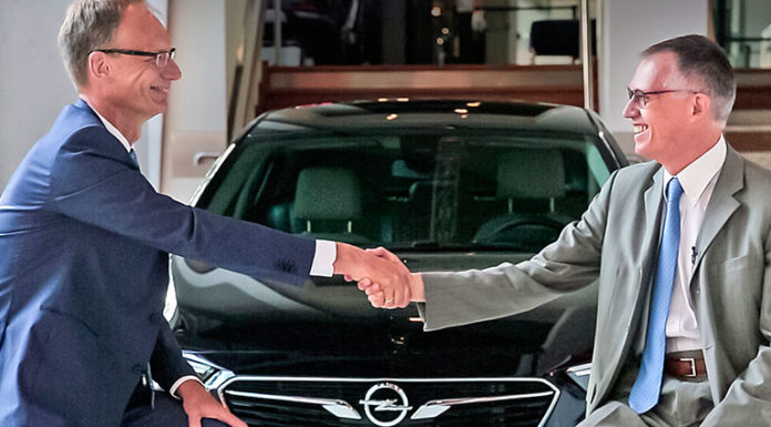Colpaccio Groupe PSA: acquisizione di Opel e Vauxhall La stretta di mano che sancisce l'accordo tra Michael Lohscheller Opel CEO e Carlos Tavares PSA Group CEO