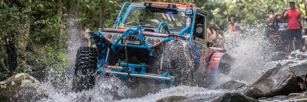 Rainforest-Challenge-Vincitore I vincitori del Rainforest Challenge, Chang Chiew Shen e August Rambil, su proto Suzuki Jimny del Team Maxxis (Malesia)