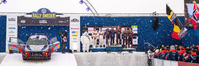 Il podio del Rally di Svezia con in bella evidenza la Hyundai i20 Coupe Wrc di Thierry Neuville