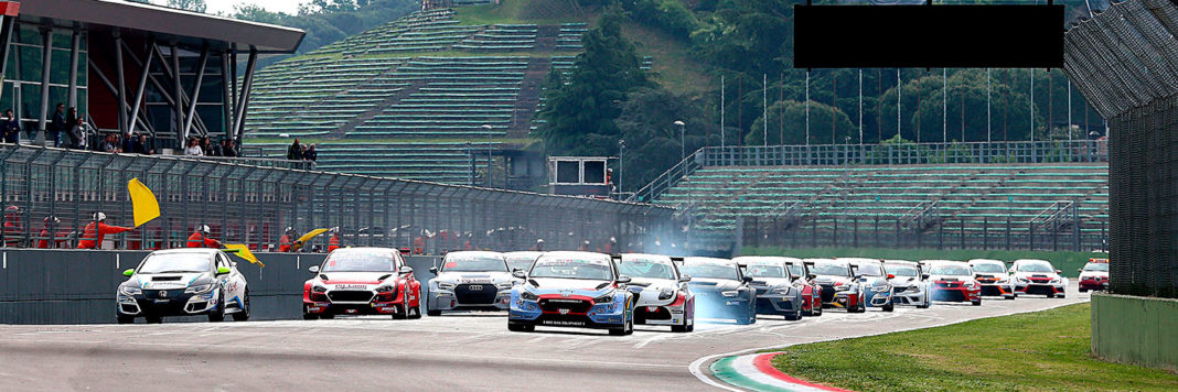 Lo start di gara 1 del TCR Italy Touring Car Championship all’Autodromo di Imola