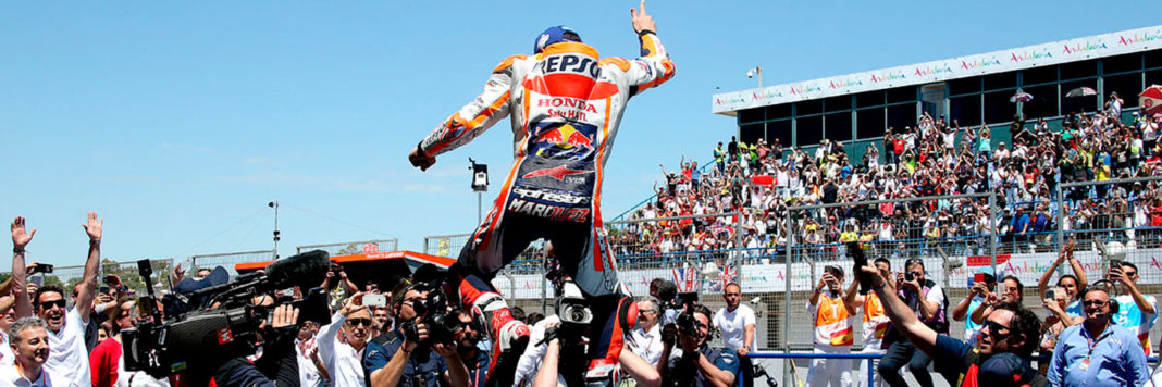 Esulta Marc Marquez per la vittoria a Jerez de la Frontera, prima gara europea della MotoGP (Foto Claudia Cavalleri)
