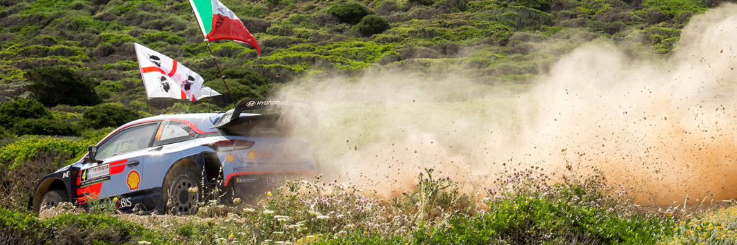 WRC-Rally-Italia-Sardegna-Mikkelsen Andreas Mikkelsen con la Hyundai i20 Coupé Wrc è il protagonista della prima parte di gara del Rally Italia Sardegna