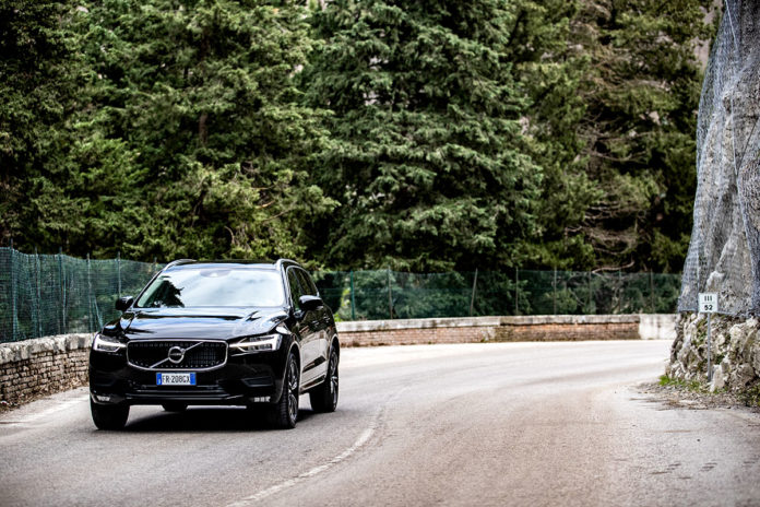 L’importante calandra e il disegno luminoso a LED dei gruppi ottici anteriori sono alcuni dei segni distintivi della Volvo XC60 (Foto Giuliano Cimini)