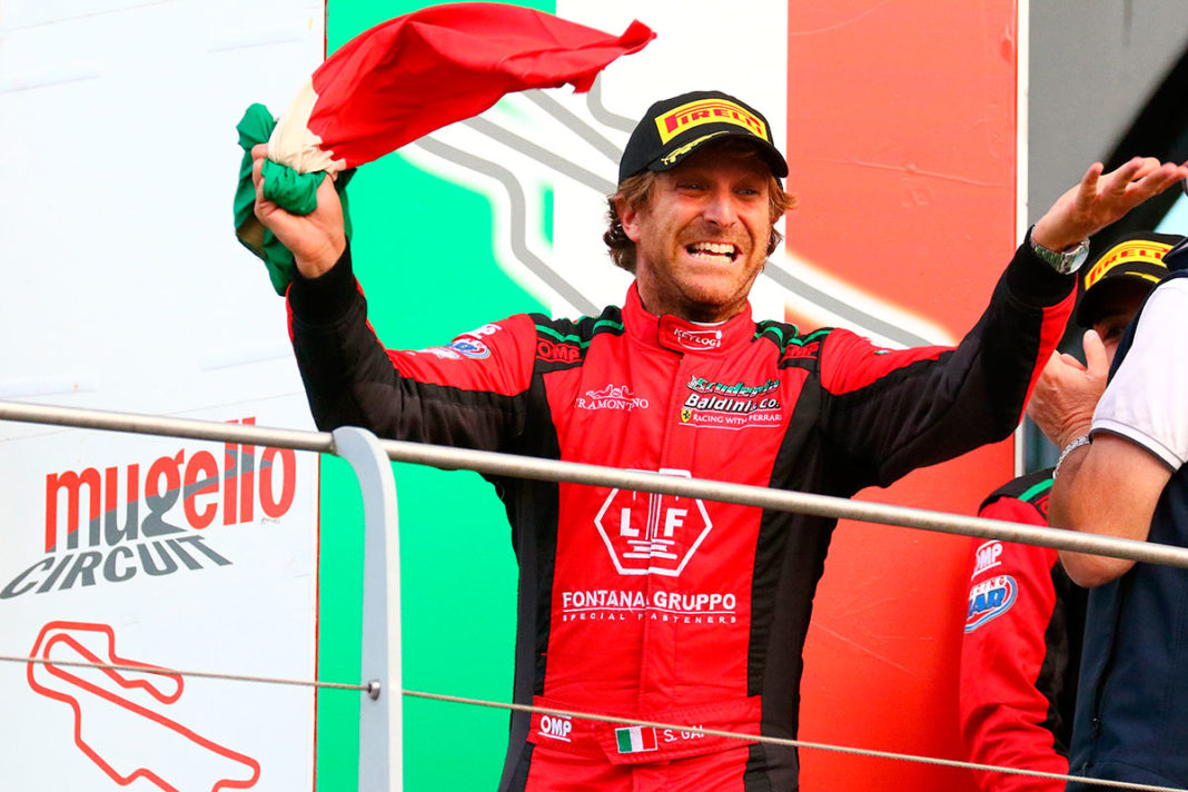 Esulta Stefano Gai per la conquista del titolo Italiano della serie GT Endurance con la Ferrari 488 di Baldini 27