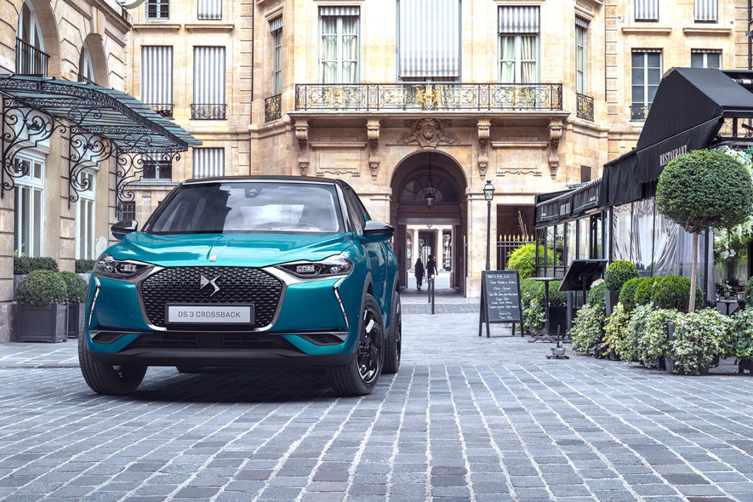 DS3-Crossback DS 3 Crossback si distingue per la silhouette imponente e sinuosa