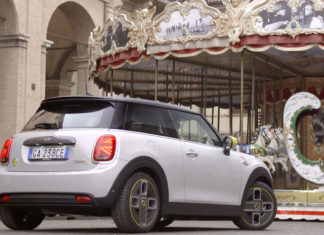 Mini Cooper SE Full Electric, omaggio a Federico Fellini
