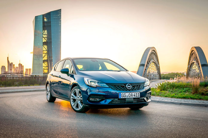 Opel-Astra-Frontale La nuova Opel Astra offre un'interessante riduzione di emissioni CO2