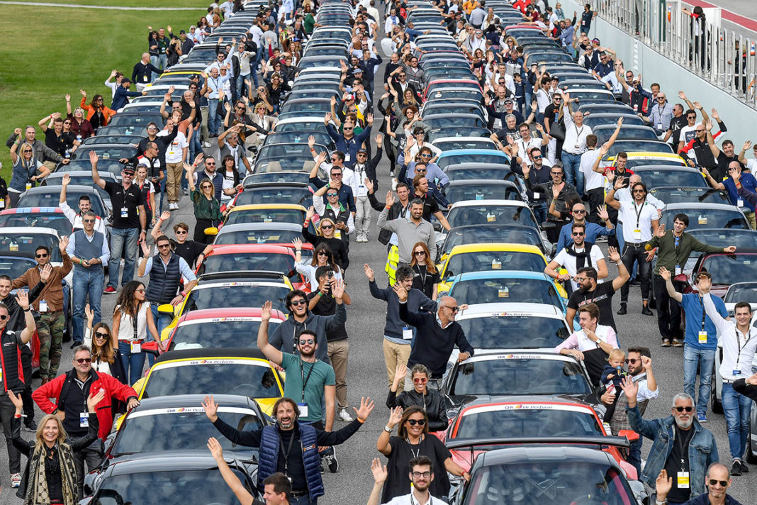 Una bella immagine che rappresenta l'ultima edizione del Porsche Festival al Misano World Circuit